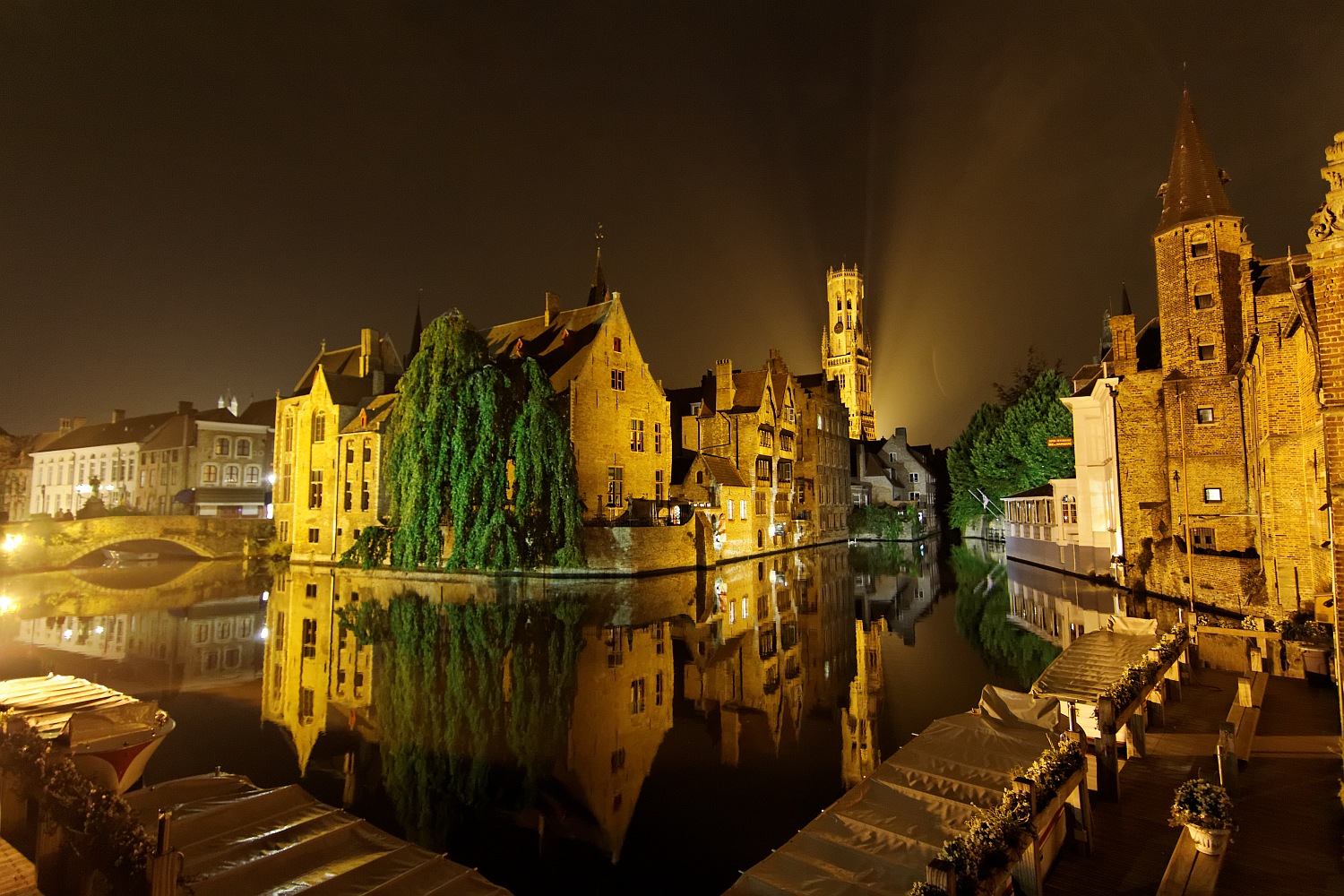 Belgien mit Fotos von Brügge, Kunstgalerie und Sint-Janshospitaal, Brügge, Groenerei Kanal, Brügge, Marktplatz by night, Brügge, Rozenhoedkaai by night, Brüssel, Grosser Platz und Brüssel, Atomium