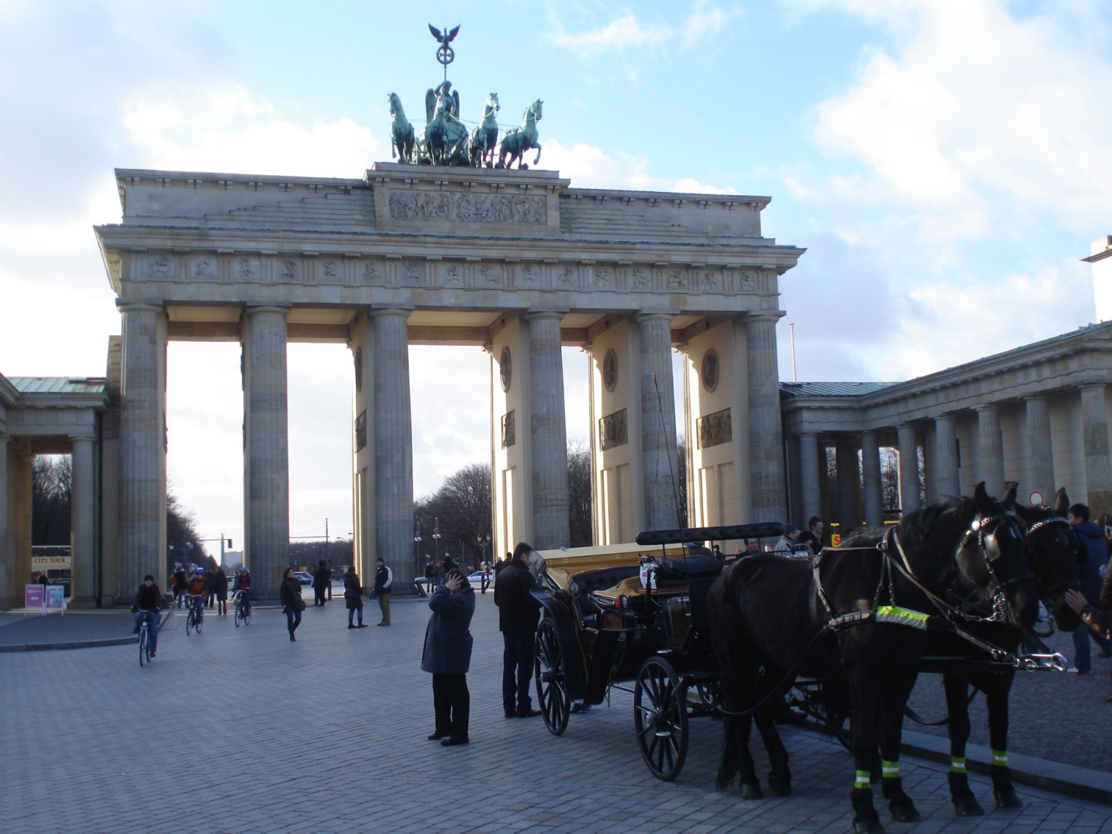 Deutschland mit Fotos von Brandenburger Tor, Berlin, Schweizer Botschaft, Berlin, Siegessäule, Grosser Stern, Grosser Tiergarten, Berlin, Potsdamer Platz by night, Schloss Bellevue, Rathaus by night, Hamburg,  Rathaus by night, Hamburg, Landungsbrücken, Hamburg, Binnenalster, Hamburg, Hafen Hamburg, Alsterfleet by night, Hamburg, Hafen Hamburg by night, Reeperbahnd by night, Hamburg.