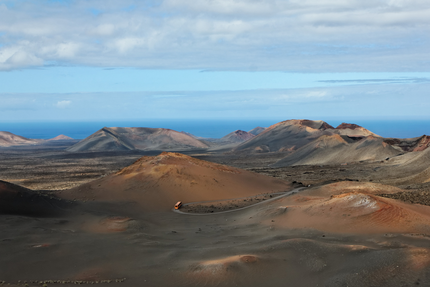 Lanzarote mit Fotos von Arrecife, Charco de San Ginés, Abendstimmung an der Uferpromenade Playa Blanca, Lanzarote, Ausblick von Playa Blanca Richtung Fuerteventura Playa Papagayo, Lanzarote, Nationalpark Timanfaya, Vulkan, Vulkan Caldera Colorada,  Playa de Famara, Strand, Lanzarote, Jameos del Agua, Jardín de Cactus, Kakteengarten von César Manrique 