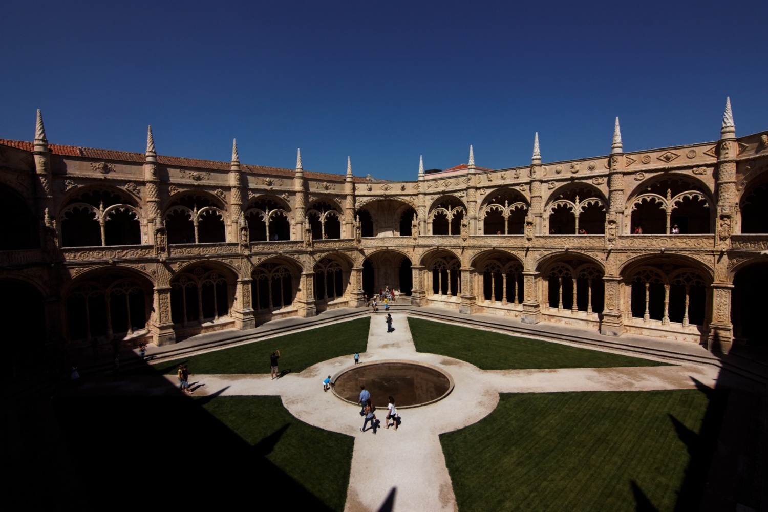 Lissabon mit Fotos von Hieronymuskloster, Mosteiro dos Jeronimos, Portugal, Miradouro da Graca, Lissabon, Ponte 25 de Abril, Bahnhof Oriente, Pavilhao do Atlantico, Lissabon, Cacilhas, Kathedrale Se, Castelo Sao Jorge, Lissabon, Metrostation Olaias, Lissabon