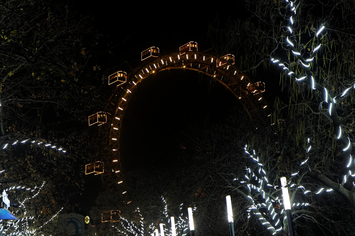 Wien mit Fotos von Schloss Schönbrunn by night, Wien, Burgtheater, Tramstation Praterstern, Riesenrad am Prater by night, Schloss Belvedere, Belvederegarten,  Schloss Belvedere, Wien, Schmetterlinghaus (Schmetterlingszoo), Wiener Staatsoper, Karlskirche, Wien. 