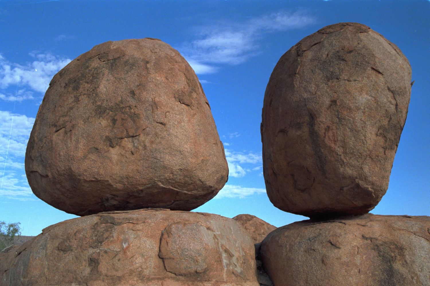 Australien mit Fotos vom Wolfe Creek Crater, Fraser Island, Wildpferde, Devil's Marbles, Marble Bar und Palm Valley