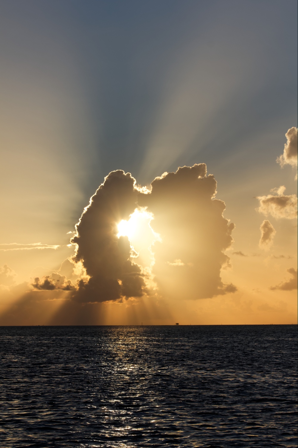 Sonnenuntergang vor der Insel Raiatea, Französisch Polynesien