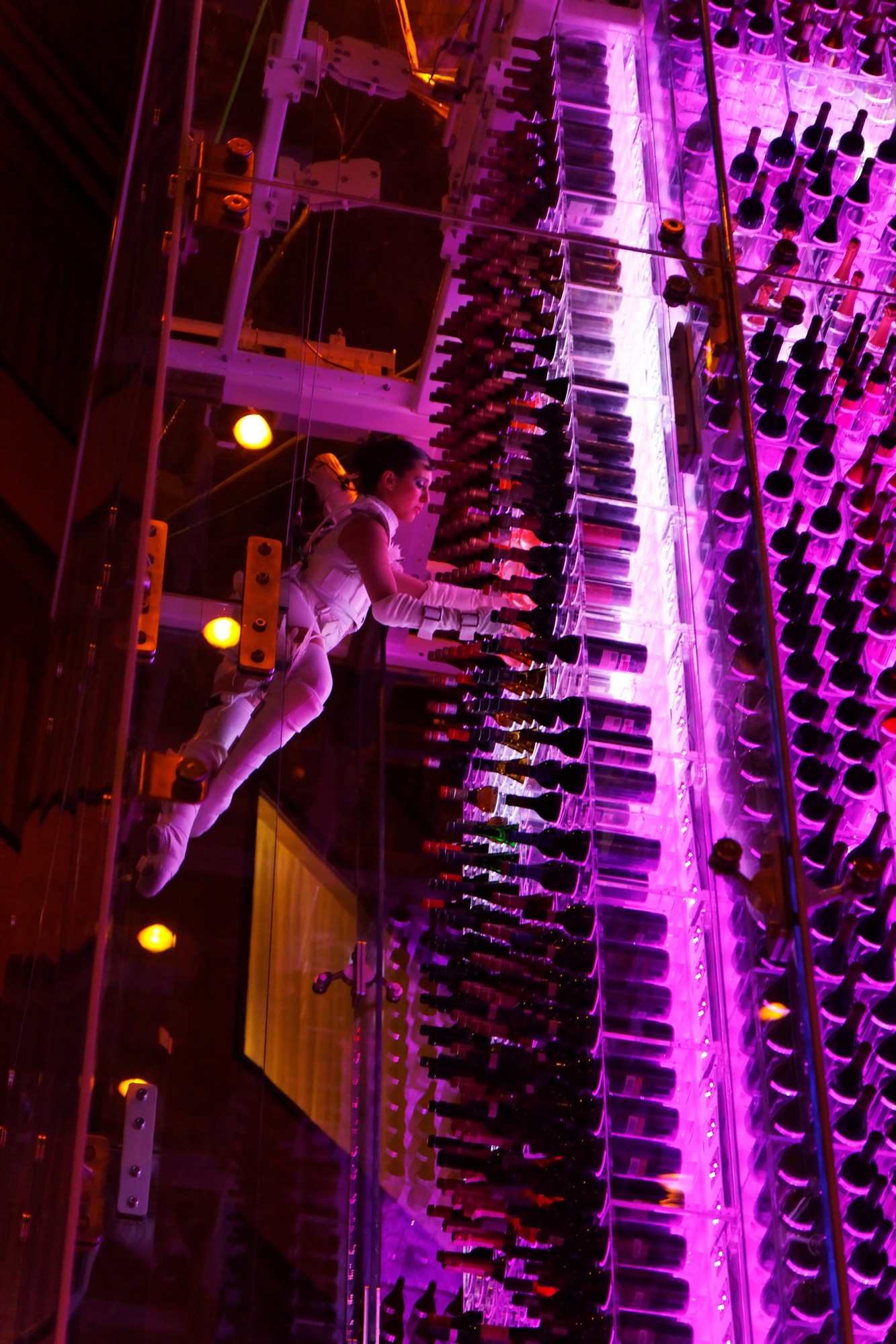 Fotos von der Angels’ Wine Tower Bar, Radisson Blu Hotel, Zürich Airport, Martin Merz.